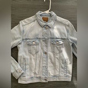AMERICAN EAGLE DENIM JACKET IN MEDIUM WORN A COUPLE OF TIMES IN GREAT CONDITION